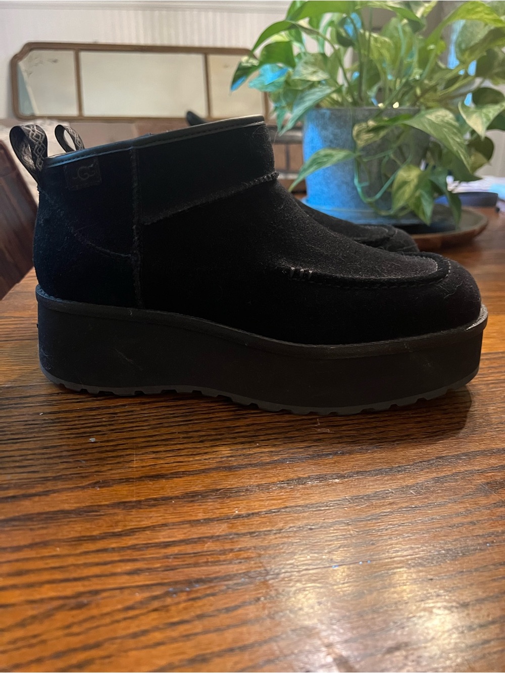 UGG - Picture 2 of 4